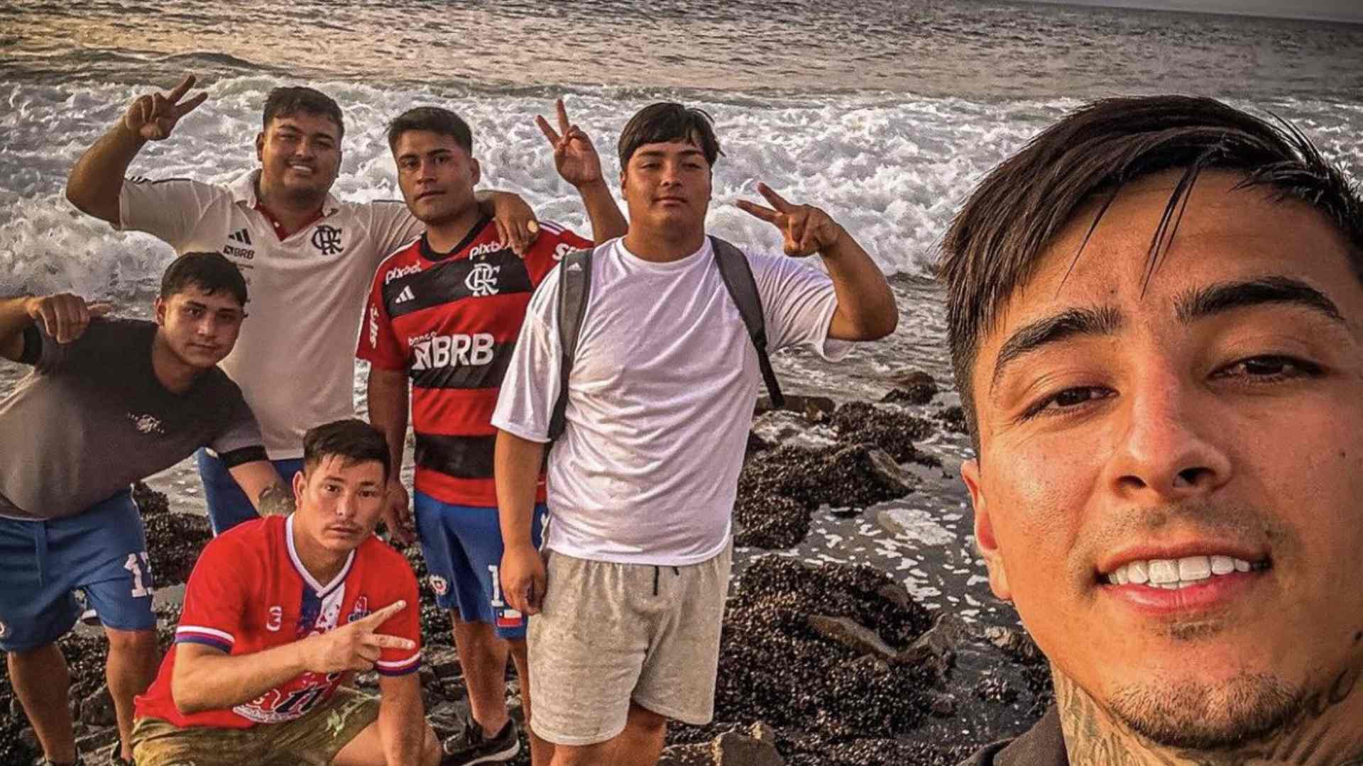 VIVENDO O DESCANSO NA TERRA NATAL: ERICK PULGAR DIVULGA REGISTROS DESCONTRAÍDOS COM AMIGOS DO FLAMENGO